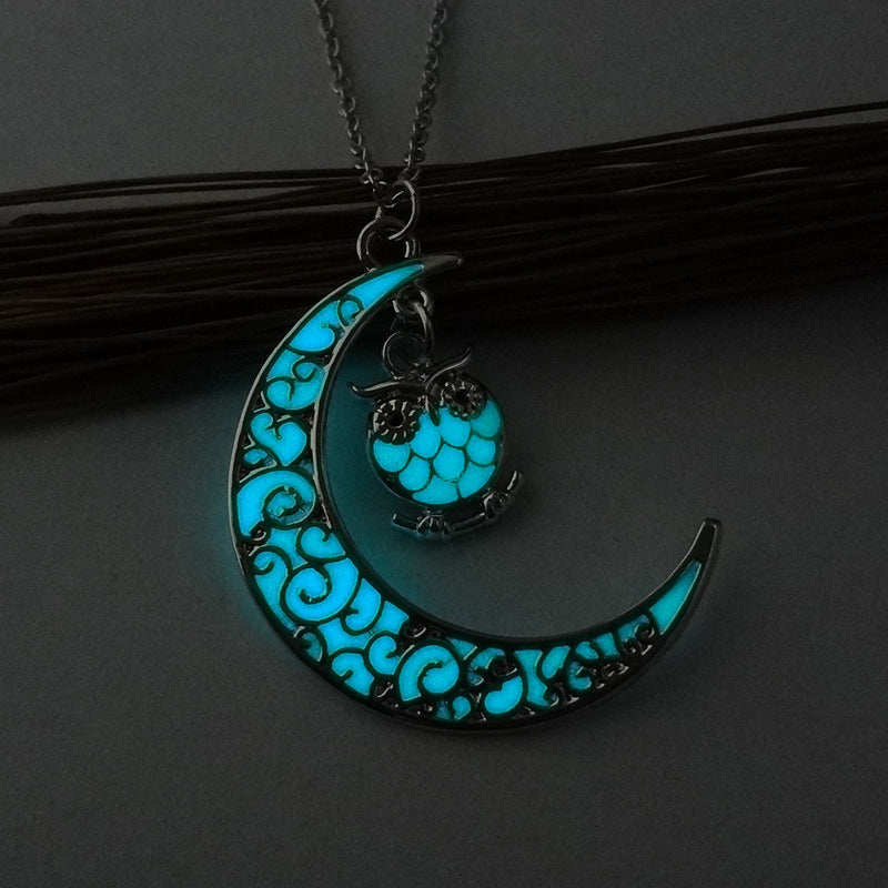 Lunar Glow Pendant – Silver-Plated Chain Necklace