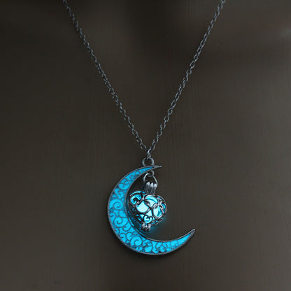 Lunar Glow Pendant – Silver-Plated Chain Necklace